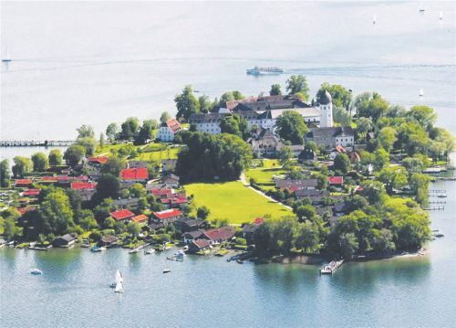 Bei der Bürgerversammlung der Gemeinde Chiemsee und in der Sitzung des Gemeinderats wurden zahlreiche Anliegen der Bewohner der Fraueninsel diskutiert. Die Themen reichten von einem eigenen TÜV-Termin für Insulaner-Schiffe bis hin zu strengeren Regeln für Hochzeitsfeiern in der Torhalle. Foto Archiv Berger