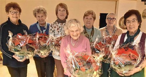 Bei der Ehrung der langjährigen Mitglieder: (von links) Marille Kirchmaier, Hanna Gröbmyer, Annelies Mücke, MariaAlber, Rosemarie Huber, Irmgard Höss und Johanna Weber.