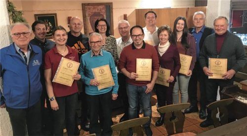 Bei der Ehrung: (von links) BLSV-Kreisvorsitzender Erwin Zeug, stellvertretender Vorsitzender Tobias Friedhaber, Lena Kreuzpointner, Georg Schmid, Anton Kohlbeck senior, Lisa Kohlbeck, Helmut Steinberger, Anton Kohlbeck junior, Johann Häglsperger junior, Wally Häglsperger, Johanna Widmayer, Karl Bischof und Johann Häglsperger senior.Foto  Jaensch