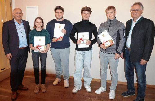 Bei der Ehrung: (von links) Bürgermeister Rainer Greilmeier, Katharina Burger, Lukas Stadler, Julian Stadler, Julian Schreiner, Zweiter Bürgermeister Hermann Bauer. Foto Gemeindeverwaltung