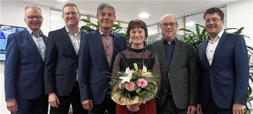 Bei der Ehrung: (von links) die Vorstände Josef Speckbacher und Helmut Langreiter, die Geehrten Werner Brandl, Elisabeth Aicher und Alfred Kretschmer, Vorstand Hans Fürstenberger. Foto re