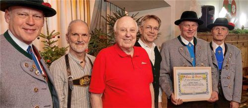 Bei der Ehrung: (von links) Erster Vorsitzender Alfred Licht, Matthias Reisaus, Karl Ebner, Christian Helget, Leonhard Wimmer und Zweiter Vorsitzender Christian Hübl.Foto re