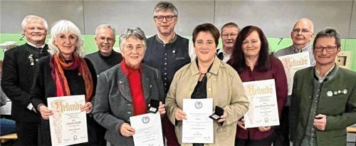 Bei der Ehrung: (von links) Gauschützenmeister Erich Jungwirth, Gudrun Hackel, Konrad Zankl, Monika Mayerhofer, Andreas Grübl, Heike Perzlmeier, Manfred Ehlert, Eva-Maria Gottinger, Günther Gottinger und Schützenmeister Helmut Perzlmeier. Foto re