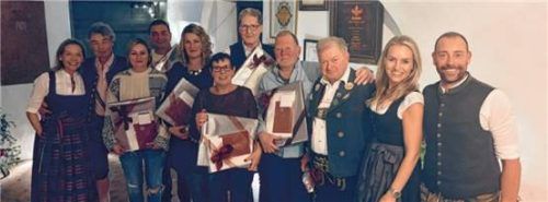 Bei der Ehrung von links: Renate und Ernst Palmberger, Lenuta-Mita Geanina für zehn Jahre, Stefan Mudry für zehn Jahre, Christine Wächtler für 15 Jahre, Christine Schmid für zehn Jahre, Manfred Huber für 15 Jahre, Günter Bauer für zehn Jahre, Christian Fischer für 30 Jahre, Christina und Andreas Palmberger. Nicht auf dem Foto: Erwin Kerekes für 40 Jahre, Christian Sedler für zehn Jahre.