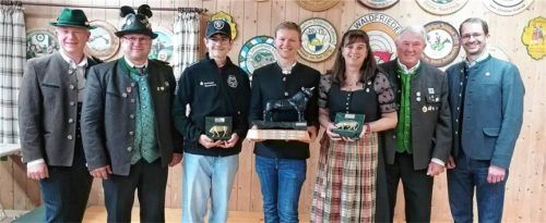 Bei der Ehrung: (von links) Schützenmeister Hermann Dodl, stellvertretender Gauschützenmeister Andreas Henken, Dominik Sixt (Sieger Jugendklasse), Christian Diepelt (Sieger Schützenklasse), Gaby Hartl (Siegerin Damenklasse), Initiator Helmut Klinger und Oberbürgermeister Andreas März.Foto SG Waldfrieden 1963 Kastenau