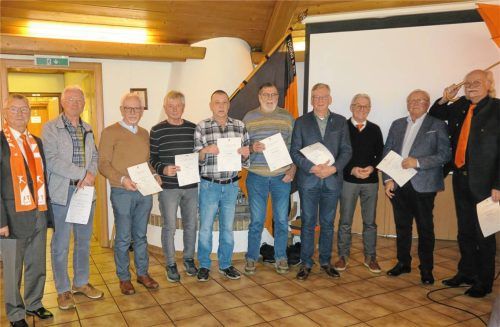 Bei der Ehrung: (von links) stellvertretender Vorsitzender Bernhard Riedel, Günther Jenke, Fritz Köhler, Josef Hofer, Klaus Kölbl, Wilfried Illichmann, Dr. Peter Kolbinger, Kassier Andreas Linterer, Anton Schatz und Vorsitzender Harald Hempen. Foto  re