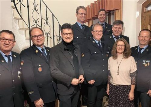 Bei der Ehrung: (von links) Thomas Rauscher (40 Jahre), Bernd Michl (KBI), Landrat Max Heimerl, Andres Bernhart (25 Jahre), Georg Donislreiter (Ehrenvorstand), Vorsitzender Manuel Meier, Hans Donislreiter (40 Jahre), Bürgermeisterin Anna Meier und Andreas Schönhuber (40 Jahre). Foto rauscher