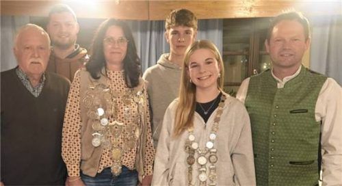 Bei der Ehrung: (von links) Vereinsmeister Senioren Valentin Drexler, Vereinsmeister Schützenklasse Basti Losbichler, Schützenkönigin Sabine Zauner, Vereinsmeister Jugend Jakob Haider, Schützenkönigin Jugend Heidi Fill, Vereinsvorsitzender Johannes Haider.Foto  Reichl