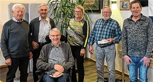 Bei der Ehrung: (von links) Zweiter Vorsitzender Alfred Breu, Anton Wandinger (geehrt für 15 Jahre Mitgliedschaft), Alois Schwarzenbeck (15 Jahre), Vorsitzende Hanni Berger, Lorenz Warmedinger (25 Jahre) und Peter Obermeier (15 Jahre). Foto RE