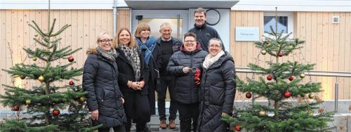 Bei der Einweihung des Hauses Fabian: (von links) Rosi Gantner, stellvertretende Chefredakteurin und Chefreporterin von OVB MEDIA, Petra Hageneder, Bereichsleiterin bei der Stiftung Attl, Jeannette Hofmann, Fachärztin für Psychiatrie am kbo-Inn-Salzach-Klinikum in Wasserburg, Herbert Prantl-Küssel, Leiter des Bereichs Wohnen an der Stiftung Attl, Thomas Engler, Vorsitzender des Angehörigenbeirats, Karin Lewik, Gruppenleitung, und Manuela Keml, Vorständin der Stiftung Attl.Fotos Stiftung Attl
