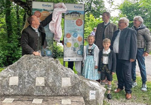 Bei der Einweihung des renovierten Kneipp-Beckens am Hammerbach im Mai. Hier führt ein neuer Kneipp-Erlebnisweg vorbei. Eine internetbasierte Erlebnisplattform mit QR-Codes auf den Stelen an den Kneippanlagen bildet die Brücke zur analogen Welt und will die Natur-Erlebnisse mit Touristik und Gastronomie verbinden. Foto  Kirchner