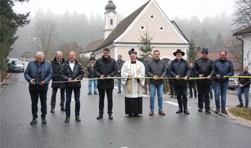 Bei der Einweihung: (von links) Georg Thalmeier (Zweiter Bürgermeister der Gemeinde Obertaufkirchen), Franz Stein (Bürgermeister der Gemeinde Reichertsheim), Landrat Max Heimerl, Pfarrer Thomas Barenth, Robert Martinez (Tiefbauleiter Landratsamt Mühldorf), Thomas Einwang (Bürgermeistersprecher), Robert Sagstetter (Ingenieurbüro Behringer und Partner), Helmut Traar (Firma Strabag). Foto sutherland