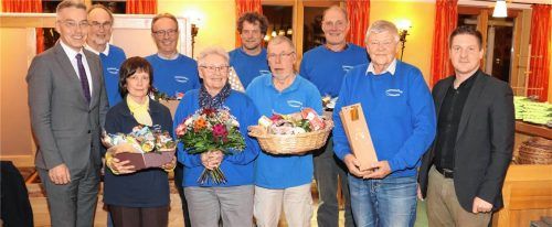 Bei der erfolgreichsten von Ehrenamtlichen betriebenen Bürgerbuslinie in Bayern gibt es immer etwas zu feiern: (von links) Landrat Otto Lederer und der ehrenamtliche Koordinator Norbert Gradmann bedankten sich bei Carola Folta, Franz Gmeiner, Rosa Seehuber, Tilo Teply, Heinrich Axhausen, Oliver Kosterberg und Kurt von Kiesling. Ein Dankeschön gab es auch von Sebastian Schallinger vom Landratsamt Traunstein.