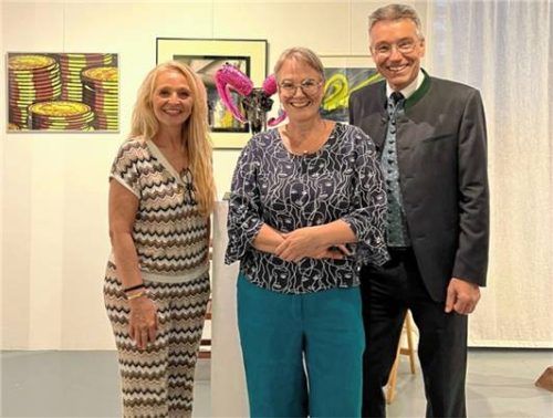 Bei der Feier zum 75-jährigen Bestehen des Kunstvereins: (von links) Bad Aiblings Zweite Bürgermeisterin Kirsten Hieble-Fritz, Kunstvereinsvorsitzende Martina Thalmayr und Landrat Otto Lederer. Foto Bößwetter