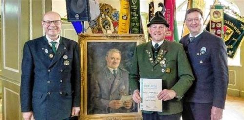 Bei der feierlichen Siegerehrung gratulierten Schützenmeister Stephan Bichlmeier der Königlich privilegierten Hauptschützengesellschaft München 1406 (links) und Landesschützenmeister Christian Kühn (rechts) dem Unterwössner Anton Fritschka senior zum Gewinn des Wettbewerbs Ehrenscheibe im großen Jubiläums-Preisschießen. Das Gemälde zeigt den BSSB-Gründer Heinrich BrotzlerFoto Flug