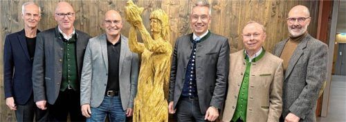 Bei der Feierstunde „fünf Jahre Chiemseehospiz“: (von links) Günther Pfaffeneder, ehemaliger Vorsitzender, Berchtesgadener Landrat Bernhard Kern, Vorsitzender Stefan Scheck, Otto Lederer, Vorsitzender des Verwaltungsrates und Rosenheimer Landrat, Georg Grabner, Vorsitzender Förderverein, und Bernaus Zweiter Bürgermeister Gerhard Jell. Foto Hötzelsperger