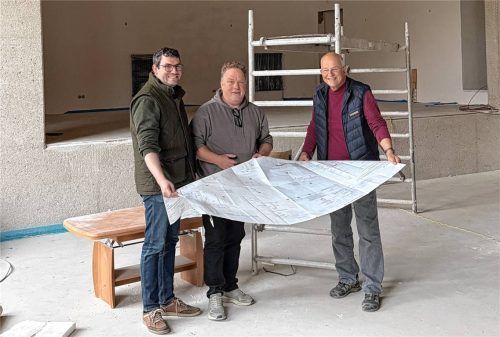 Bei der Feinabstimmung der Elektroplanung: (von links) Verwaltungsleiter Christian Staber, Theatervereinsvorsitzender Wolfgang Evers und Kirchenpfleger Sebastian Mühlhuber.Foto Evers