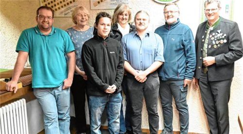Bei der FSG Kraiburg ist die Vorstandschaft wieder komplett: (von links) Robert Goblirsch (Schriftführer), Reingard Mirbek (Sport- und Damenleitung), Martin Esterl-Beil (Jugendleitung), Petra Wiethe (Schatzmeisterin), Josef Rottner (Zweiter Schützenmeister), Richard Wimmer (Schützenmeister) und Reinhard Priller (Zweiter Gauschützenmeister). Foto bachmaier