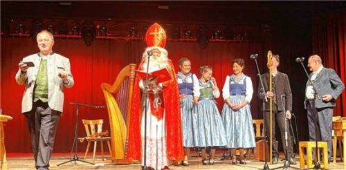 Bei der „Heiligen Nacht“ traten Pfarrer Rainer Maria Schießler (links) und die „Familienmusik Rehm“ im Priener König-Ludwig-Saal auf. Foto Hötzelsperger