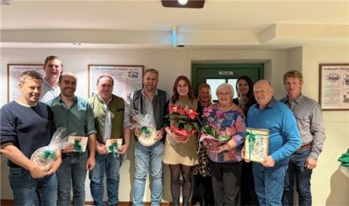 Bei der Helferehrung: (von links) Florian Opperer, Zweiter Vorsitzender Christoph Huber, Seppi Mitterer, Michael Kirschner, Alois Opperer, Anna-Lena Baumgartner, Schriftführerin Carina Moser, Marie-Luise Breitfelder, Kassierin Veronika Polz, Schorsch Opperer und Vorsitzender Maximilian Forstner.Foto re