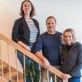 Acht Tische und 16 Bänke