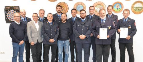Bei der Jahresversammlung: (hinten, von links) Kreisbrandrat Harald Lechertshuber, Kreisbrandmeister Anton Bruckeder, Dominik Fridgen, Johannes Grünwald, Wolfgang Bauernschmid und Hans Georg Meier sowie (vorne, von links) Bürgermeister Robert Otter, stellvertretender Landrat Markus Saller, Stefan Weidenbruch, Benedikt Strauß, Dominik Dittrich, Harald Bauernschmid und Jakob Weberstetter.