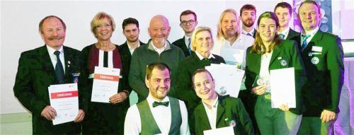 Bei der Jahresversammlung wurden auch zahlreiche verdiente Mitglieder der Wasserwacht Bad Aibling geehrt. Fotos re