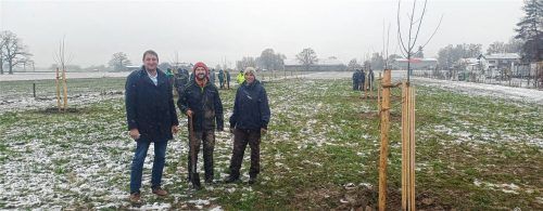 Bei der Obstbaumpflanzaktion auf einer neu angelegten Ausgleichsfläche der Gemeinde Übersee legten rund 30 Schüler der Berufsschule III Traunstein und der Winterschule des AELF Hand an. Im Vordergrund freuen sich darüber: (von links) Bürgermeister Herbert Strauch, Maximilian Rathmayer vom Landschaftspflegeverband und Berufsschullehrer Darko Kolbl.Foto giesen