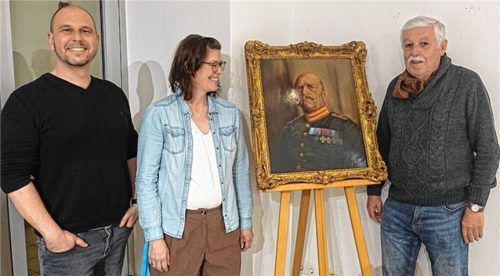 Bei der Präsentation: Sebastian Neumeyer, Zweiter Vorsitzender des Freundeskreis Städtisches Museum, Museumsleiterin Andrea Krammer und Vorsitzender Franz Weiland mit dem neu erworbenen Gemälde von Oberwachtmeister Benz. Foto Wunsam