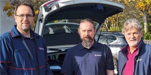 Bei der Schlüsselübergabe bedankte sich Malteser-Kreisgeschäftsführer Roland Bucher (links) bei Franz Wimmer (rechts). Marcol Adam (Mitte) gehört dem neuen Malteser-Team für den Sozialen Hintergrunddienst an. Foto Malteser