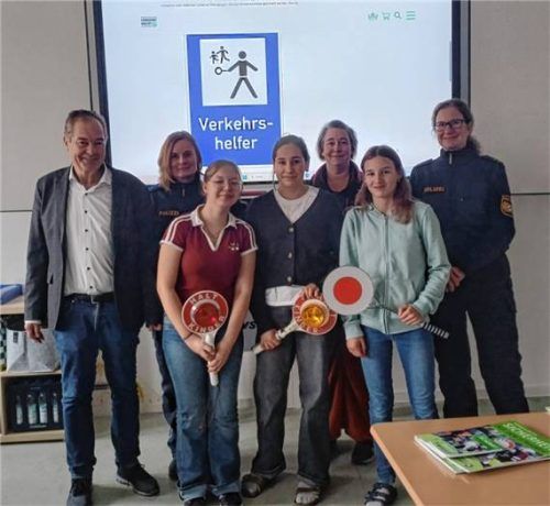 Bei der Schülerlotsenausbildung: (von links) Rektor Michael Oberhofer, Polizeihauptmeisterin Marion Maier, Karolin Cmrk, Franziska Deierer, Anna Huther, Hanna Venjakob und Polizeioberkommissarin Michaela Hupfauer.Foto  schule isen