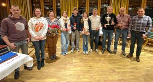 Bei der Siegerehrung: (von links) Sebastian Hollinger, Regina Bartl, Regina Messerer, Maria Messerer, Lorenz Messerer, Franziska Messerer, Robert Brandl, Bernhard Auer, Martin Pritzl und Rainer Eichner.Foto re