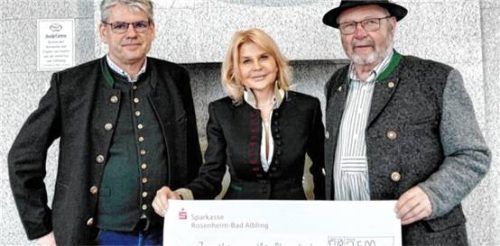 Bei der symbolischen Scheck-Übergabe: (von links) Wolfgang Dichtl, Marisa Steegmüller, Walter WeinzierlFoto Hö