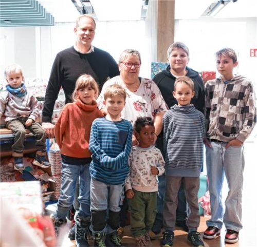 Bei der Übergabe der Geschenke an traumatisierte Kinder, die vom Hilfsprojekt Suibamoond betreut werden: Netzsch-CFO Jens Heidkötter (links).Foto re