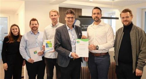 Bei der Übergabe der Urkunde: (von links) Michaela Linner und Thomas Perzl (Wirtschaftsförderung), Johannes Maier (Partner Dr. Baierlein & Partner), Landrat Max Heimerl, Stephan Kretzschmar (Partner Dr. Baierlein & Partner) und Bürgermeister Michael Hetzl.Foto Landratsamt