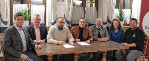 Bei der Unterzeichnung des Verschmelzungsvertrages: (von rechts) Sebastian Schwoshuber, Notarin Dr. Sabine Keindl, Bürgermeister Maik Krieger aus Garching, Herbert Suttner, Jakob Abel, Bürgermeister Martin Lackner aus Engelsberg und Garchings Marktreferent Tobias Zech.Fotos re