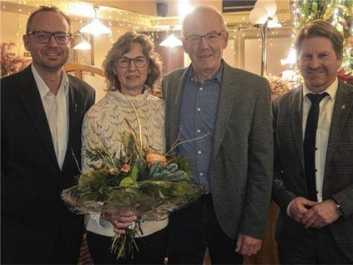Bei der Verabschiedung: (von links) Christian Asang, stellvertretender Personalratsvorsitzender, Ingrid und Josef Lohmaier und Bürgermeister Josef Grundner. Foto Rita Stettner