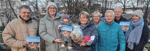 Bei der Vorstellung des Kalenders: (von links) Dr. Alexander Skiba, Fotografin Lisa Pickl mit Sohn Toni, Renate Schandl, Christl Landsberger, Josef Lommer, Erich Miksch und Angelika Kaiser.Foto  Stettner