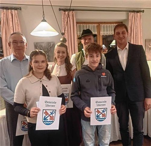 Bei der Weihnachtsfeier der Gemeinde Übersee ehrte Bürgermeister Herbert Strauch (rechts) mit Urkunde und einem Geschenk (hinten von links) Thomas Laumer, Veronika Brandstetter und Lukas Hiendl sowie (vorne von links) Felia Wengbauer und Elias Schnurrer. Foto Christiane Giesen