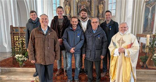 Bei der Zusammenkunft (von links) Diakon Andreas Wachter, Obmann Franz Hüller und die neuen Sodalen Anton Wiedemann, Josef Reichl, David Gründl, Jakob Losbichler, Markus Glaser. Aufgenommen hat sie Bruder Georg Greimel (Präses der MC Altötting).Foto reichl