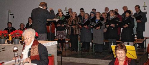 Beim Adventskonzert des Sängerbundes: Hildegard Greipel (links) liest, Dietmar A. Lindner dirigiert, Gertraud Gaigl spielt Zither. Foto rath