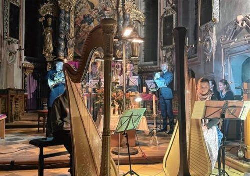 Beim Adventskonzert musizierten das Harfenduo Aurelia Noichl (re) und Daphne Spiewok, das Hornquartett (von li Tristan Seyb, Ludwig Stegmiller, Simon Moosrainer und Paul Pitzek), die Geschwister Moosrainer (Ronja, Magdalena (mit Gitarre) und Simon) sowie die Moastadirndl Aurelia Noichl und Helna Rottmüller, die auch zwischendurch zur Querflöte griff.Fotos Elisabeth Kirchner