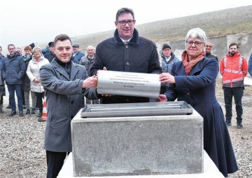 Beim Befüllen der Zeitkapsel: (von links) Leiter Abfallwirtschaft Andreas Neumaier, Landrat Martin Bayerstorfer und Claudia Peschel von der „bharchitektengesellschaft“. Foto Landratsamt Erding