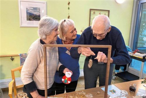 Beim Dekorieren mit Strohsternen kommt weihnachtliche Stimmung auf im Seniorenheim Aschau (Chiemgau).Fotos elk