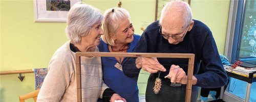 Beim Dekorieren mit Strohsternen kommt weihnachtliche Stimmung auf im Seniorenheim Aschau.Fotos elk