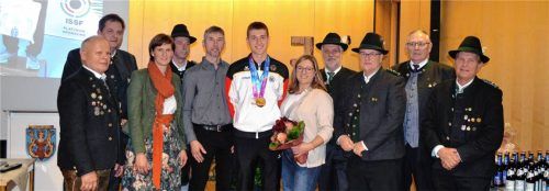 Beim Empfang im Rathaus: (von links) Hubert Müller (Schützenmeister SG Eschbaum), Bezirkssportleiter Joachim Franke, Bürgermeisterin Irmgard Hibler, Gauschützenmeister Helmut Schwarzenböck, Vater Stephan Kellner, Moritz Kellner, Mutter Christine Kellner, stellvertretender Landesschützenmeister Stefan Fersch, Gauschützenmeister Martin Soller, Bezirksschützenmeister Alfred Reiner und Gauschützenmeister Reinhold Kastl.Foto dinger