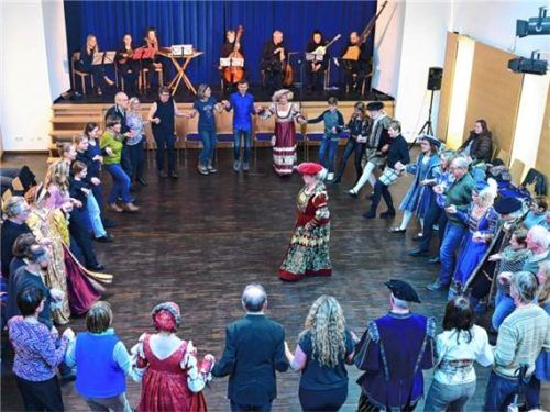 Beim gemeinsamen Tanz erwachte die barocke Partynacht zum Leben.