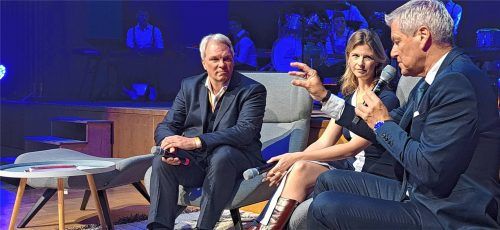 Beim „Glücksbringer Kongress“ kamen neben Veranstalter Thomas Eglinski (rechts) auch zahlreiche weitere Referenten zu Wort, wie hier Heiko und Gesa Schöning. Foto  Weiser