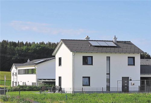 Beim Kauf eines bebauten Grundstücks für die Vermietung können die Kosten für Gebäude, Nebengebäude und Außenanlagen über die Jahre abgeschrieben werden. Foto Karl-Josef Hildenbrand/dpa