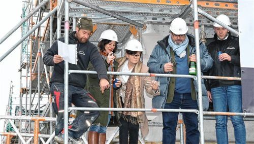 Beim Richtfest warf Andreas Zelzer (von links) das Sektglas als Erster auf den Boden. Es folgten die Gläser von Barbara Fuchs, Geschäftsführerin von Holzbau Bayern, Beate Schneider, Projektverantwortliche der Bundesanstalt für Immobilienaufgaben, Architekt David Meuer und Bauleiter Lukas Niederberger. Fotos Schlecker